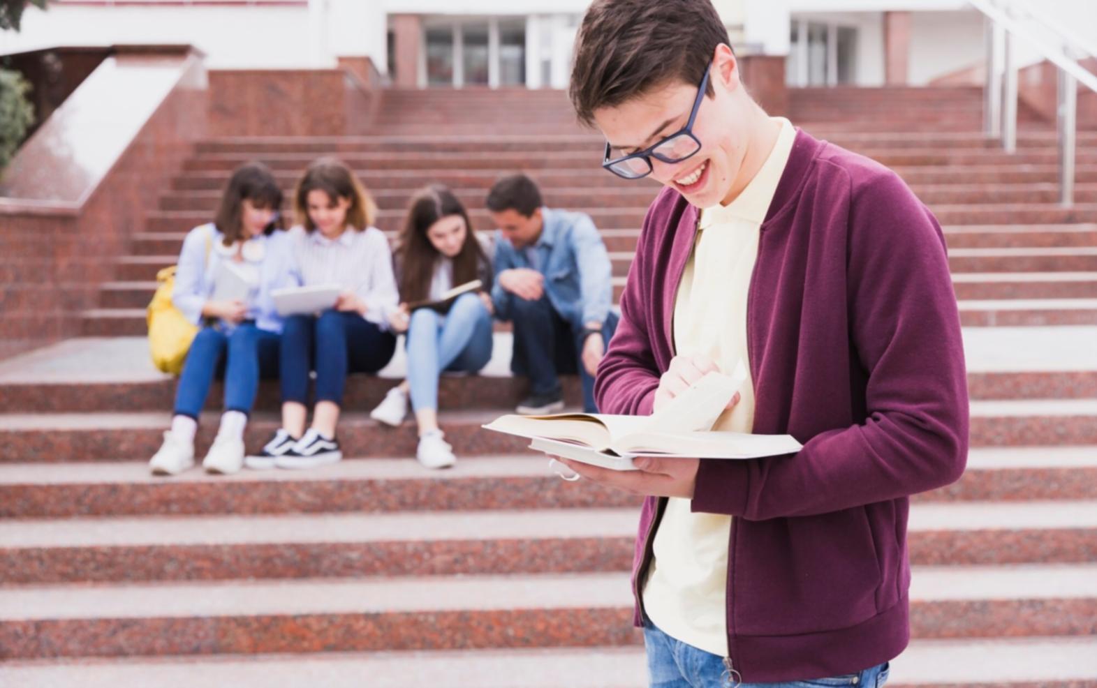 Moderne Büroumgebung mit Fokus auf Zusammenarbeit und Lernen