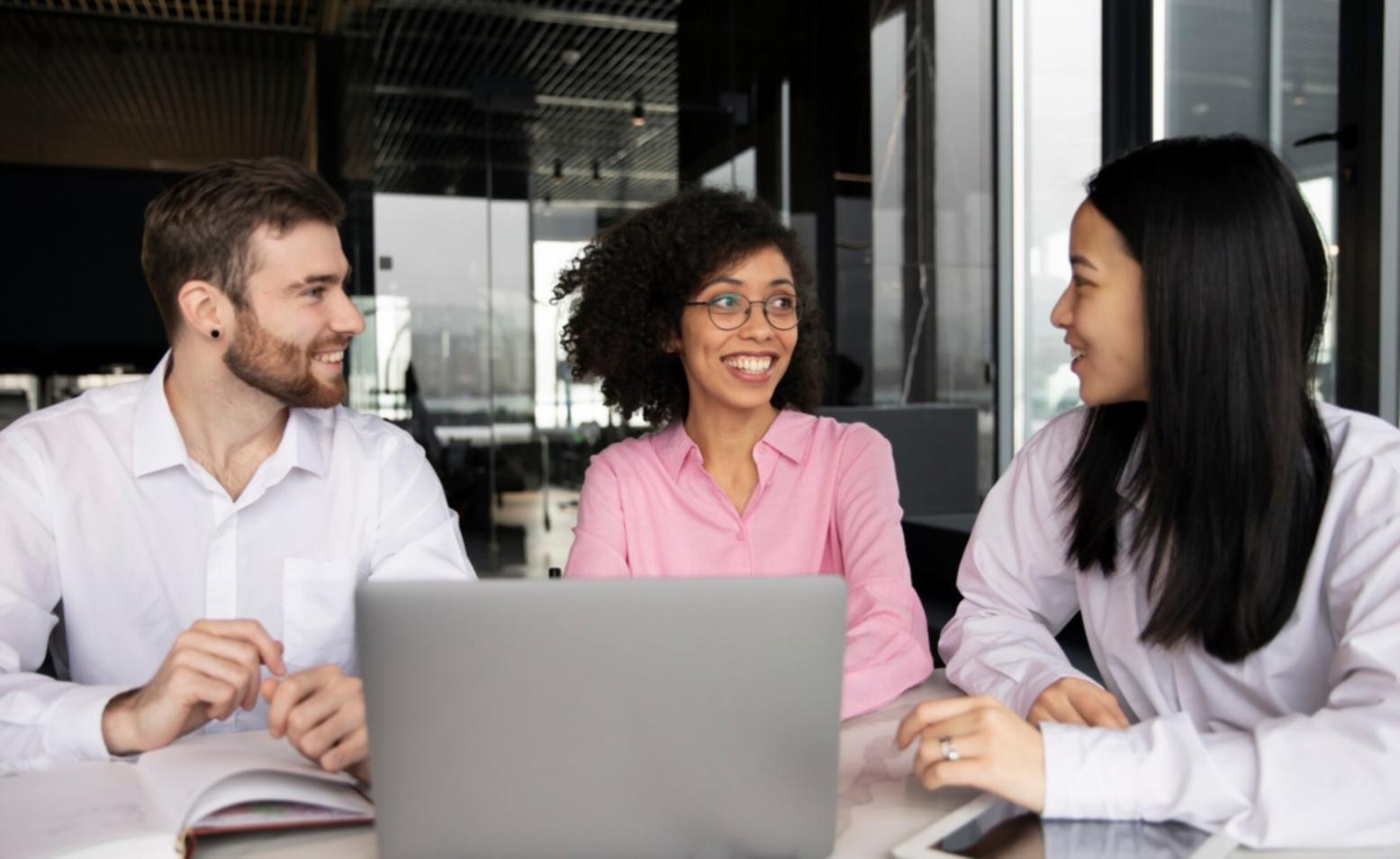 Kollaborative Arbeitsatmosphäre mit Fokus auf Problemlösung