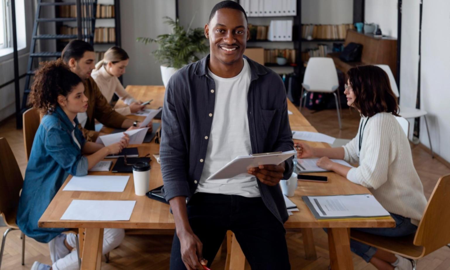 Teamarbeit bei Finanzanalyse mit digitalen Tools
